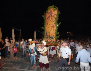 L'immagine bizantina in processione L'immagine bizantina in processione