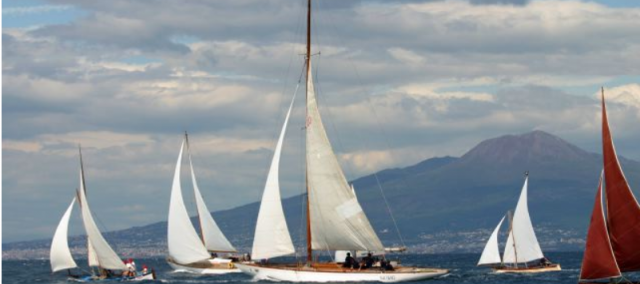 Meraviglioso spettacolo delle vele d'epoca all'ombra del Vesuvio Meraviglioso spettacolo delle vele d'epoca all'ombra del Vesuvio